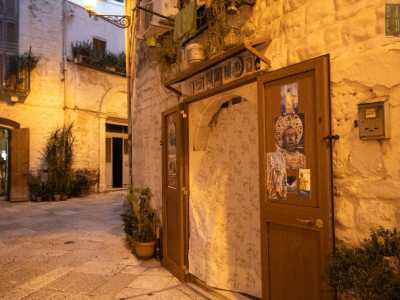 Questa zona di Bari Vecchia d�altronde � piena di sottani, le piccole abitazioni poste a piano a terra caratteristiche del centro storico
